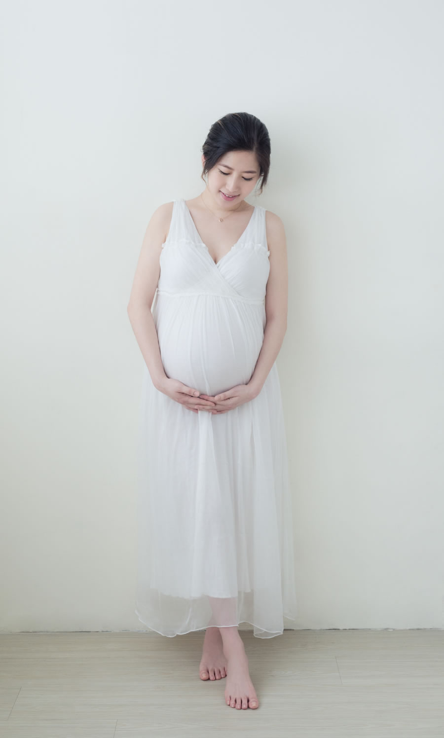孕婦照 - 懷念起孕期的胎動 隨著肚子越大，你可能會覺得疲倦，整天腰酸背痛、晚上難以入睡，甚至很想趕快把孩子生出來。隨著孩子的誕生，你可能會開始回顧懷孕的照片，不自覺的摸著肚子，懷念起孕期的胎動， 如果你有一張專業的孕婦照，那將是永遠值得珍藏的美好回憶。