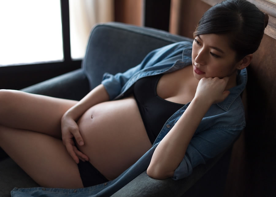 孕婦照 - 懷念起孕期的胎動 隨著肚子越大，你可能會覺得疲倦，整天腰酸背痛、晚上難以入睡，甚至很想趕快把孩子生出來。隨著孩子的誕生，你可能會開始回顧懷孕的照片，不自覺的摸著肚子，懷念起孕期的胎動， 如果你有一張專業的孕婦照，那將是永遠值得珍藏的美好回憶。